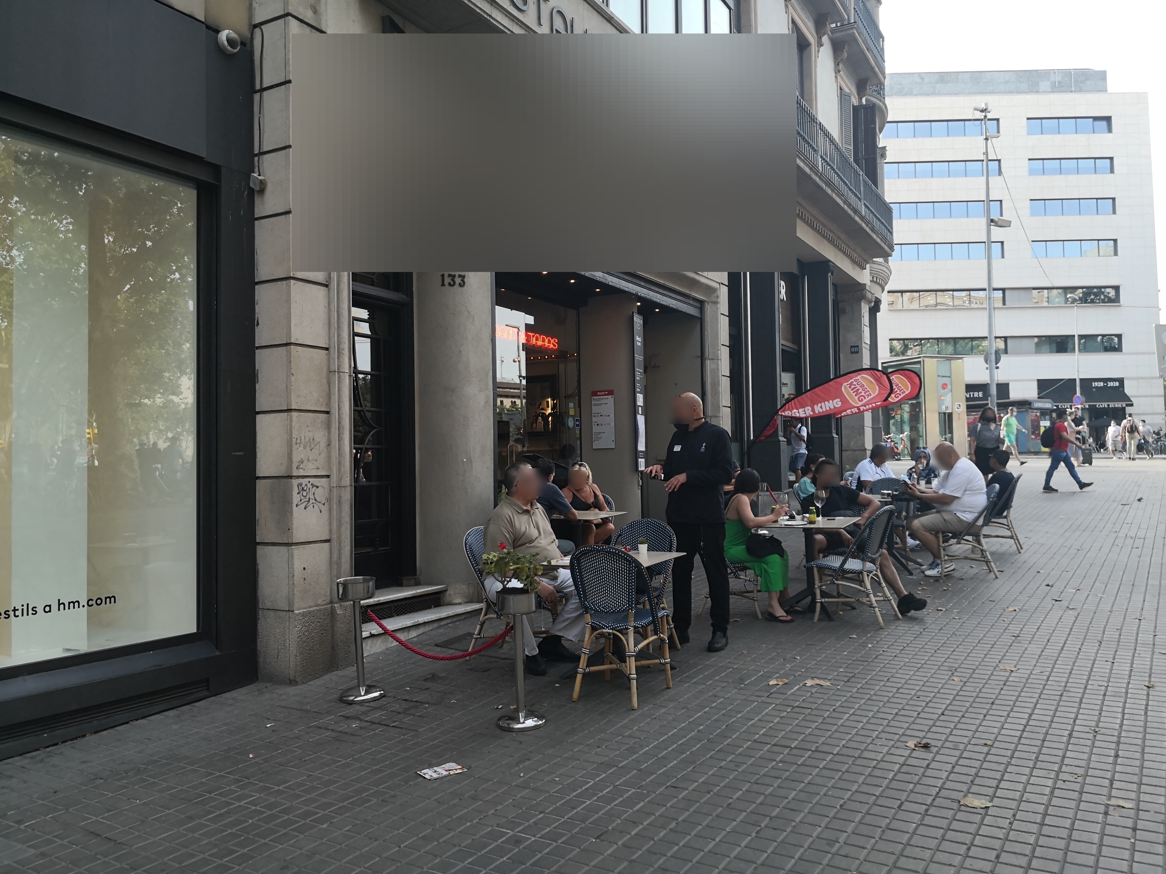 Rambla de Canaletes 133 - Tot un detall el de posar una barrera més i impedir l'accés al portal de la finca, a part de les taules prohibides