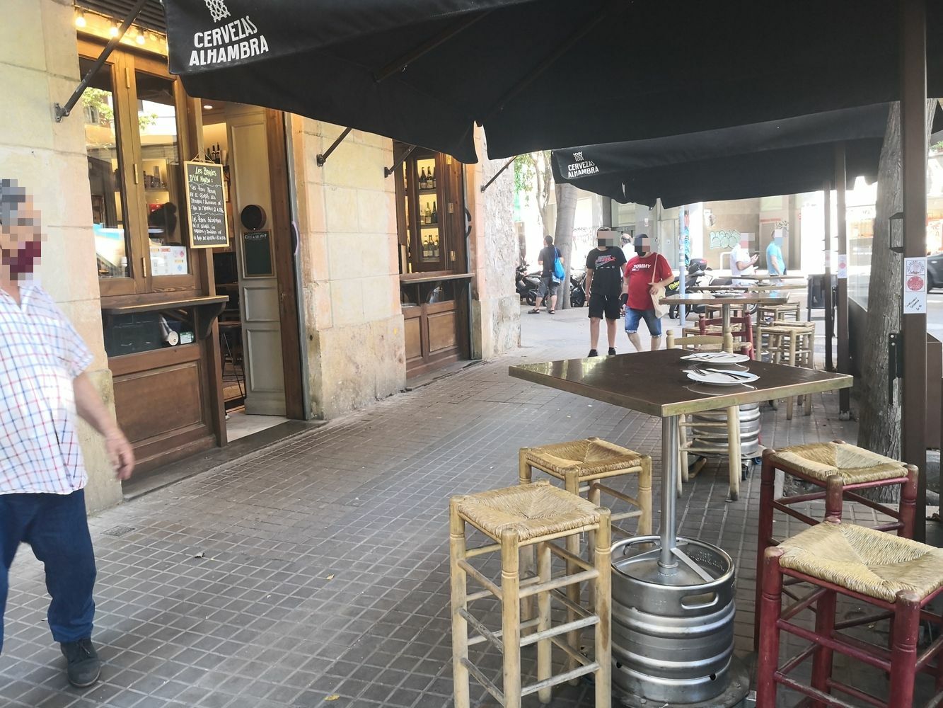 Manso, 42 - barres en façana, que no són legals!!!